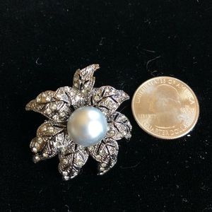 🌟Sparkly!🌟 Costume pearl & rhinestone brooch